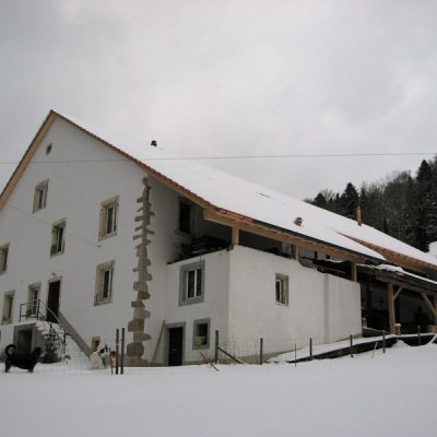 L’ancien corps de bâtiment, qui date de 1820, est habité à l’année par Carine.<br>Der alte Gebäudeteil aus dem Jahr 1820 wird ganzjährig von Carine bewohnt.